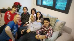 Con un sofa FAMA y los amigos ¿que mas quieres ?