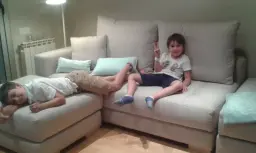 Desparranados mirando la tele. Nos encanta!