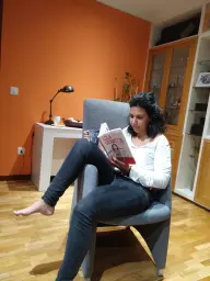Sillon, libro y... falta la mantita