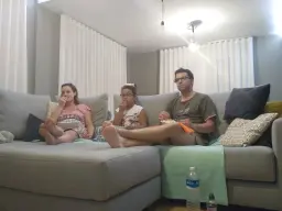 Disfrutando de la peli y las palomitas en mi sofá