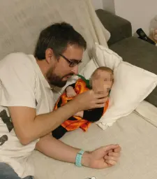 Estrenando sofá con nuestra pequeña calabacita!