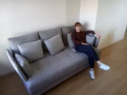 Probando nuevo sofá