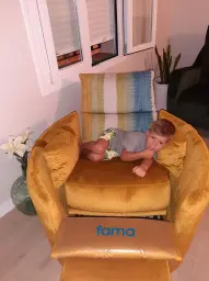 Todas las noches viene  a ver el sofa