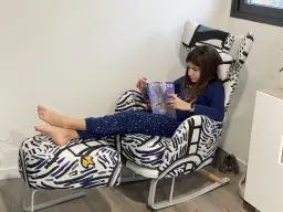 DOS DISFRUTANDO DEL SILLÓN