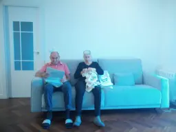 Una lluviosa tarde de domingo, haciendo lo que más nos gusta , yo leer el periódico y mi esposa haciendo calceta en este cómodo sofá.