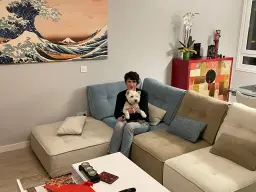 Más agusto que en brazos.