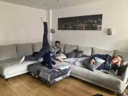 Que divertido es mi sofá!!!