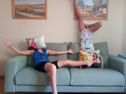 Alocada diversión en el sofá