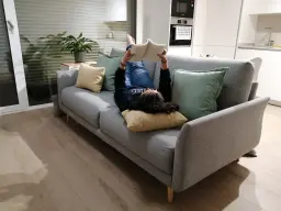 Piso pequeño, sofá grande ¡si entró!