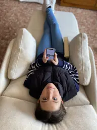 Malu, su movil y su sillón
