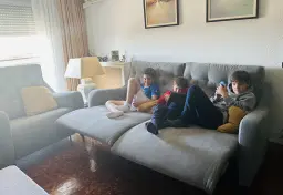 Nietos en el sofá