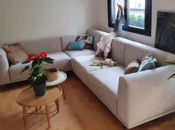 Lara feliz en su nuevo sofá!