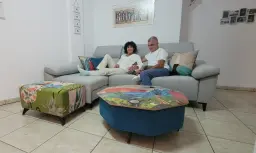 Feliz con nuestro sofá Fama