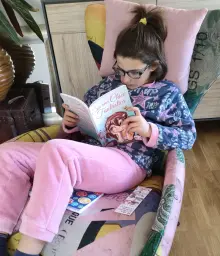 Un sofá fantástico para una chica fantastica