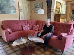 Mon mari teste son nouveau canapé