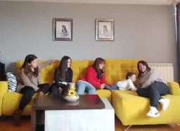 TARDE DE CHICAS CON NUESTRO PIOLÍN, "QUIÉN SERÁ, EL NIÑO O EL SOFÁ"