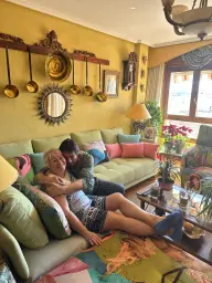 Disfrutando de los maravillosos sofás Fama