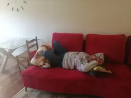 DESCANSANDO EN MI SOFÁ NUEVO
