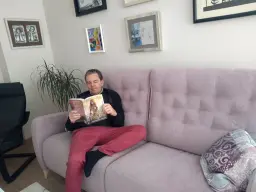 Disfrutando de mi sofá