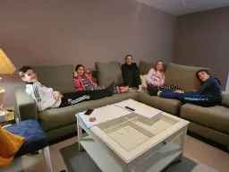 Combinación pefecta: sobrinos y sofá FAMA