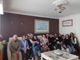 Gran familia, gran sofá.