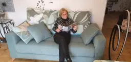 Simone en pleine lecture sur son nouveau canapé