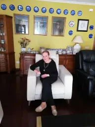 Posando en mi sillón