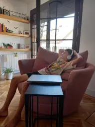 Distrutando en mi sillón