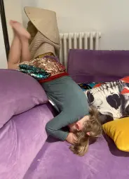 Cuando por fin me siento en el sofá y mi madre me dice que recoja mis juguetes