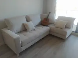 Un sofá con ACENTO