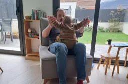 Disfrutando del sofà i del bebé