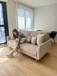 AL SOFÁ ES MEJOR DESCALZA