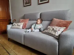 Bebe disfrutando de sofá