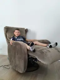 ME HE ADUEÑADO DEL SILLÓN FAVORITO DE MI TÍO