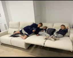 Estrenant el sofà!