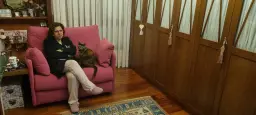 Begoña y Luna en su nuevo sofa