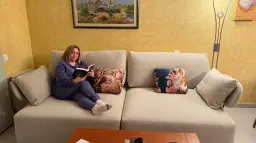 Relax en mi nuevo sofá Fama