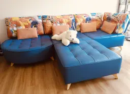 Mi niño Niebla duerme la siesta en nuestro fabuloso sofá