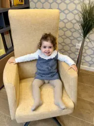 Lucia en su nuevo sillon de despacho