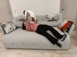 Estrenando maternidad y sofá