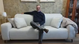 Descansando en el nuevo sofá