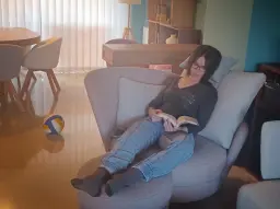 Un libro en el sillón alimenta el doble