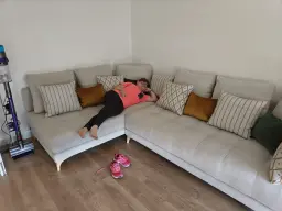 Primera siesta en mi nuevo sofá