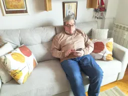 Descansando en mi nuevo sofá.