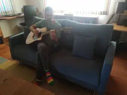 Tocando en el nuevo sofá