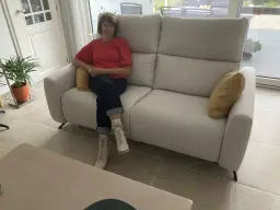 Vrouw in Fama zetel