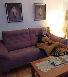 Tengo 87 años y encantada de estrenar sofá