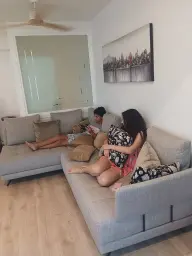 "A SU ROLLO EN EL SOFÁ"