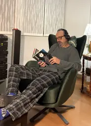 Hundido en el sillon, puro descanso y sonido
