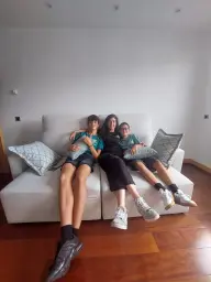 Dejemos a la gente que componga su familia como le dé la real gana. Que la haga tan grande o tan pequeña como quieran, tan inamovible o tan elástica como sientan. Ésta es la mía. Título de la foto: AMOR INCONDICIONAL